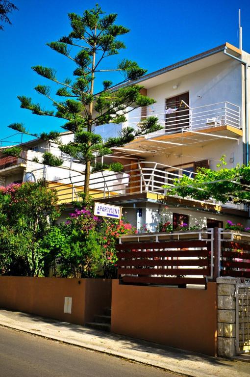 Guest House Kuzmanic Hvar Island Екстериор снимка